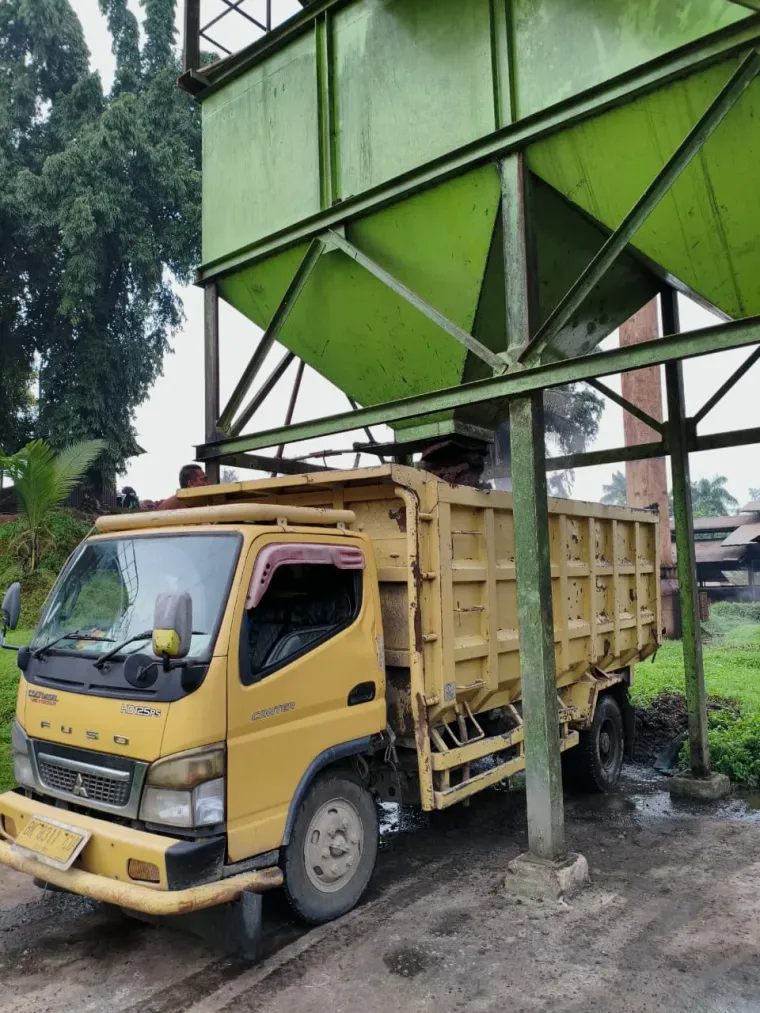 Truk menunggu solid dari corong pabrik kelapa sawit (PKS)